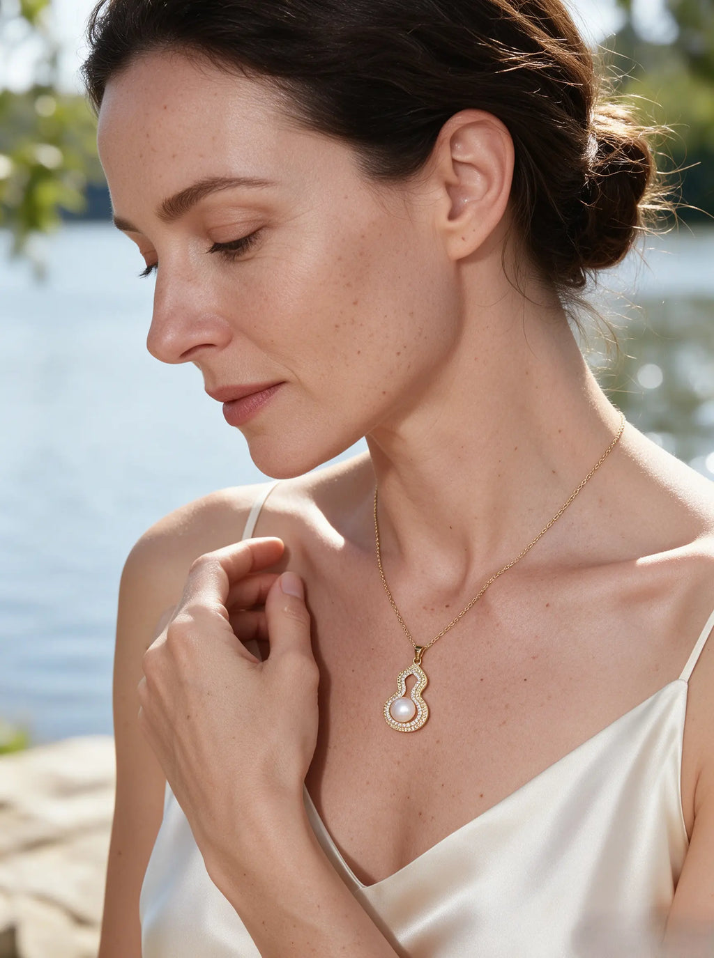 Gourd‑Shaped Openwork Pendant Necklace, Natural Freshwater Pearl Gold‑Tone Collarbone Necklace for Women