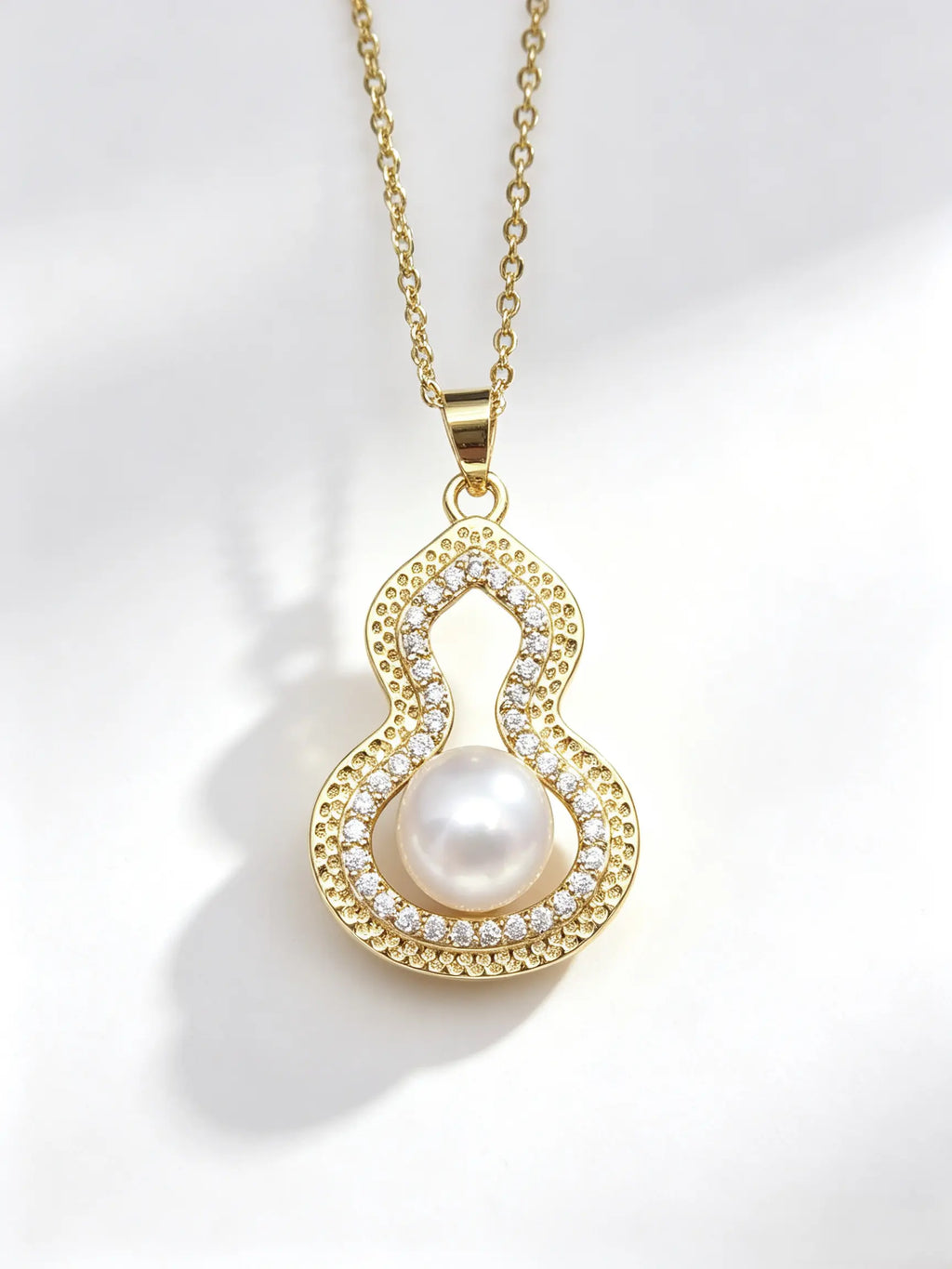 Gourd‑Shaped Openwork Pendant Necklace, Natural Freshwater Pearl Gold‑Tone Collarbone Necklace for Women
