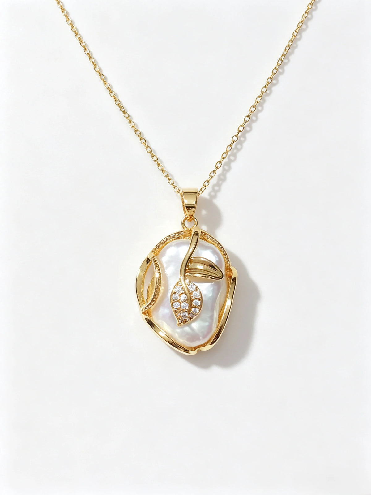Leaf‑Accent Baroque Freshwater Pearl Pendant Necklace, Gold‑Tone Adjustable Collarbone Necklace for Women