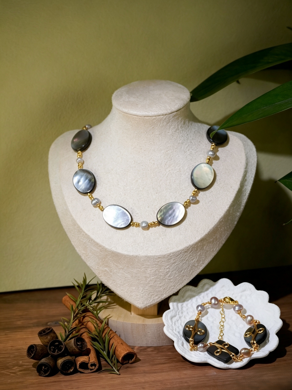 Natural Mother-of-Pearl & Freshwater Pearl Necklace Bracelet 2-Piece Jewelry Set, Handmade Gold-Plated Brass Shell Matching Jewelry Set for Mature Women