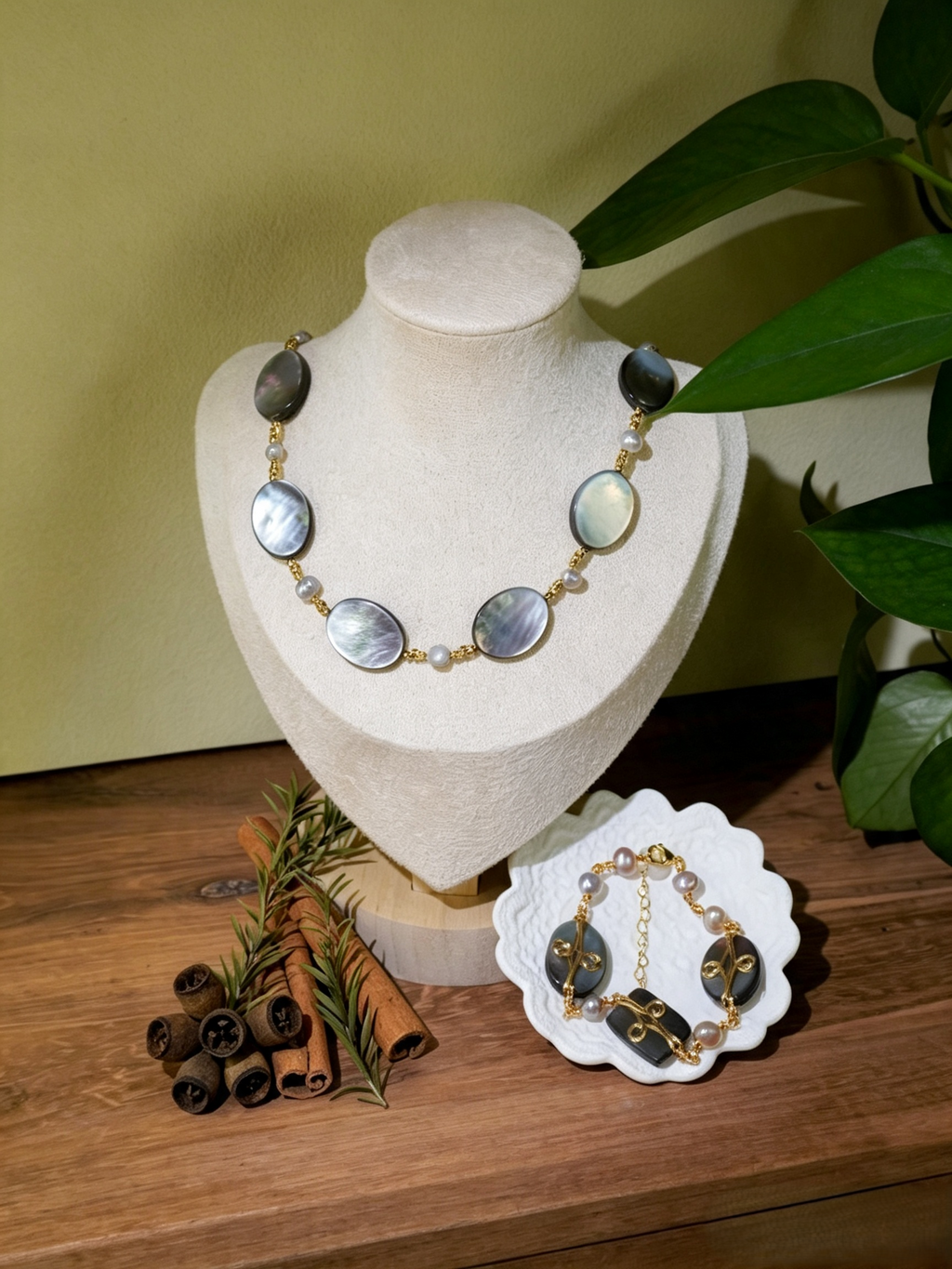 Natural Mother-of-Pearl & Freshwater Pearl Necklace Bracelet 2-Piece Jewelry Set, Handmade Gold-Plated Brass Shell Matching Jewelry Set for Mature Women