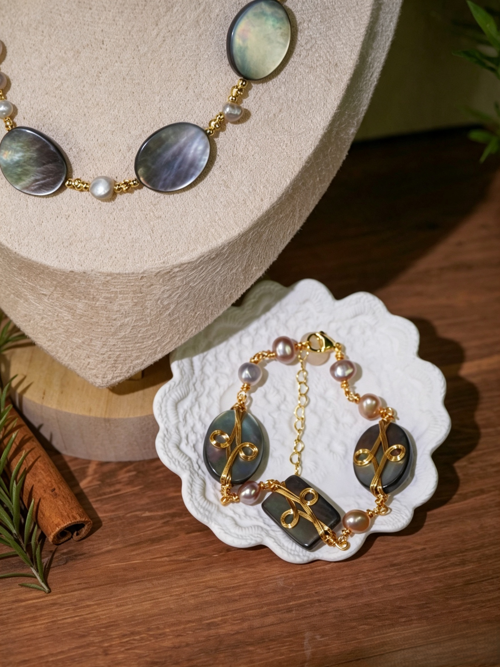 Natural Mother-of-Pearl & Freshwater Pearl Necklace Bracelet 2-Piece Jewelry Set, Handmade Gold-Plated Brass Shell Matching Jewelry Set for Mature Women