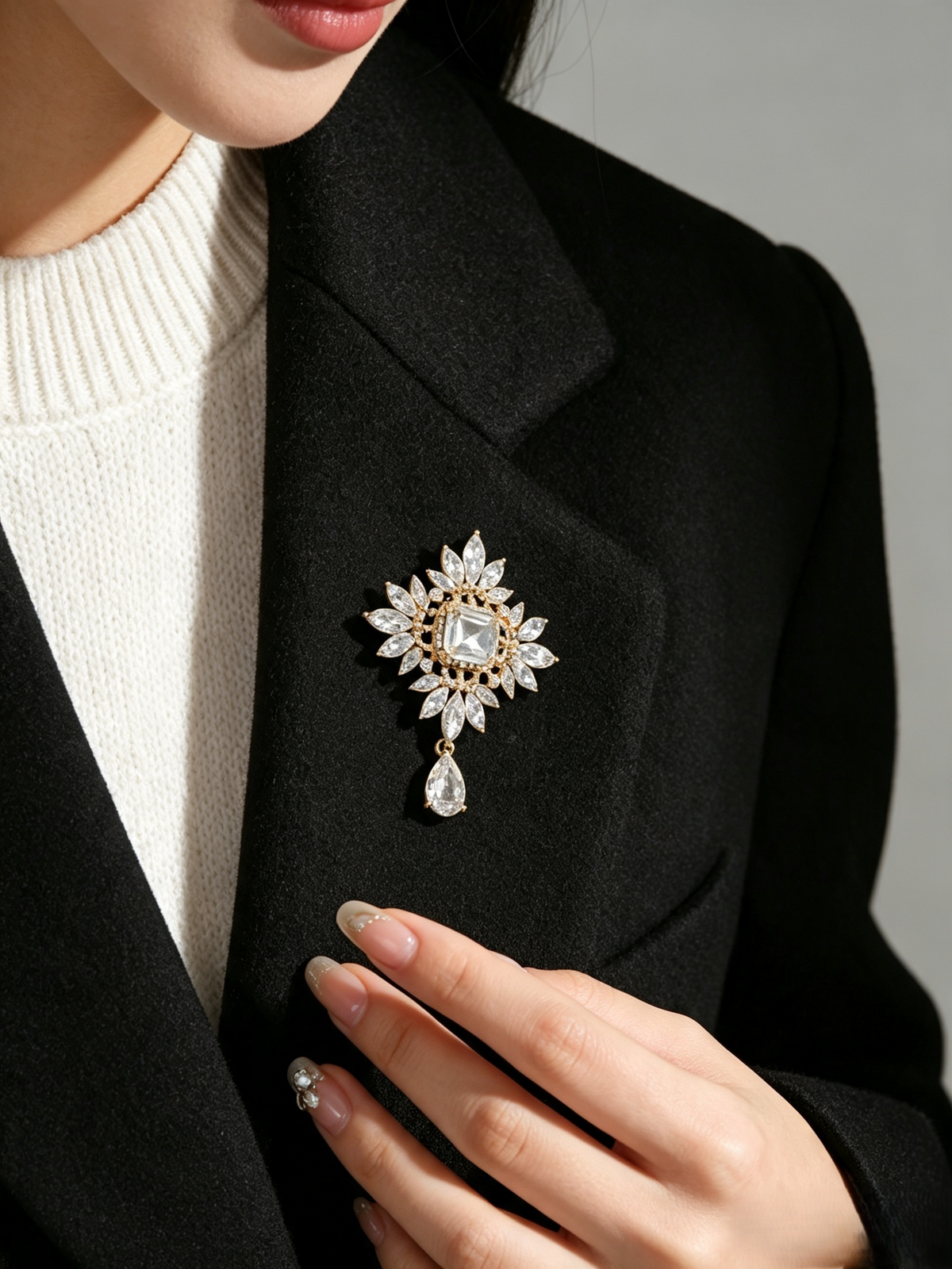 Vintage Baroque Floral Teardrop Rhinestone Brooch Crystal Lapel Pin for Daily Wear Wedding Gift