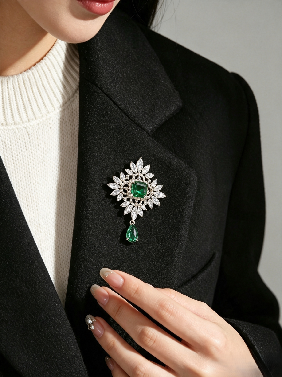 Vintage Baroque Floral Teardrop Rhinestone Brooch Crystal Lapel Pin for Daily Wear Wedding Gift