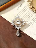 Vintage Baroque Floral Teardrop Rhinestone Brooch Crystal Lapel Pin for Daily Wear Wedding Gift