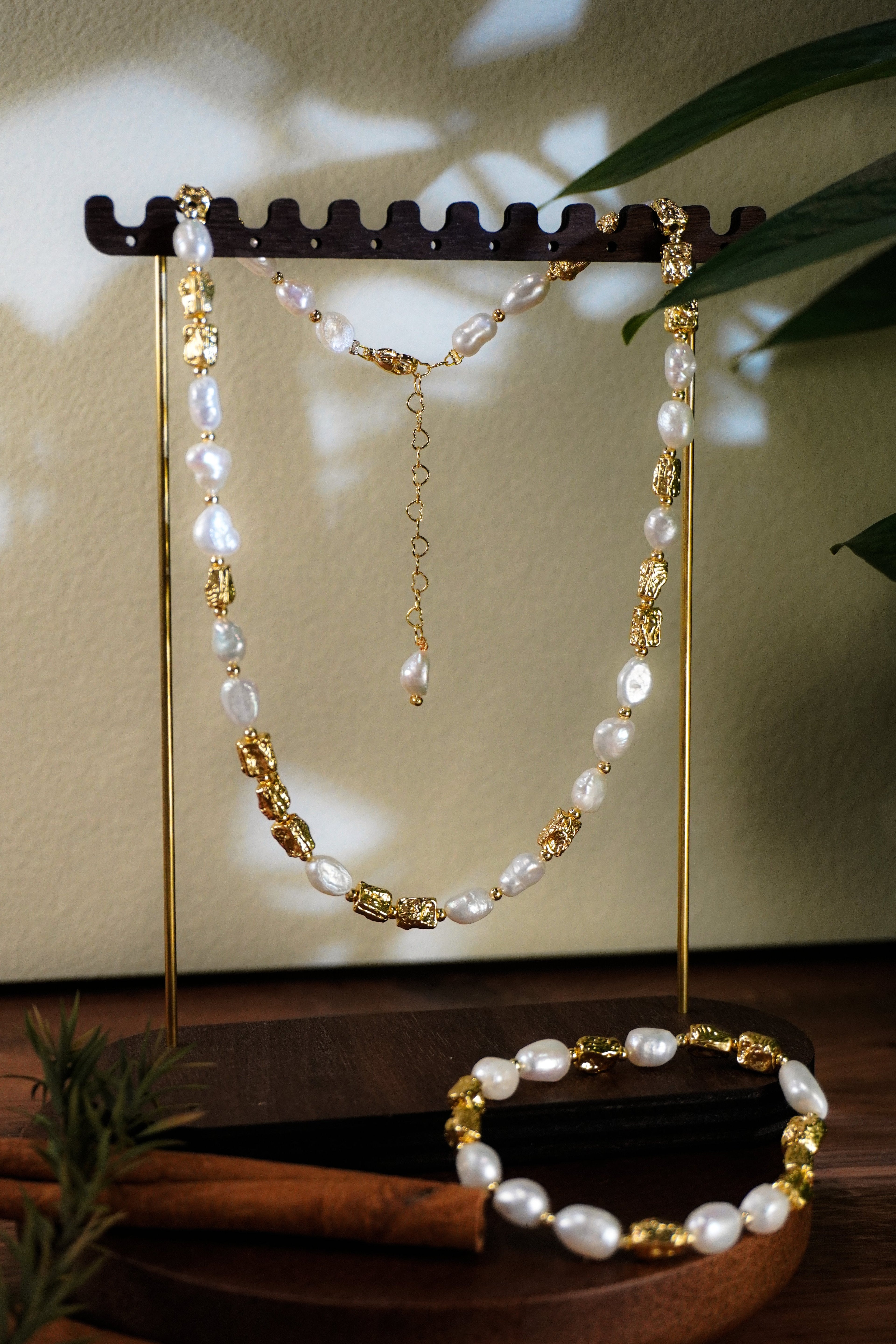 Baroque Freshwater Pearl & Hammered Gold Bead Necklace Bracelet 2-Piece Jewelry Set, Handmade Gold-Plated Brass Irregular Pearl Matching Set for Women
